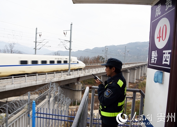 2021��1��9�գ��ڹ���ʡ�Ͻ���ǭ������ʯ���������羳�ڣ��ɹ���·�Ͻ���������Ѽ�غ��ش���40�Ÿ�ͤ��·Ѳ����Ա���仪���ڡ�ӭ���ӡ��͡��г����ܾ��� ��