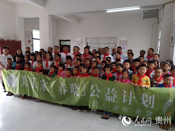 上海愛心企業赴務川貧困村開展助學活動。