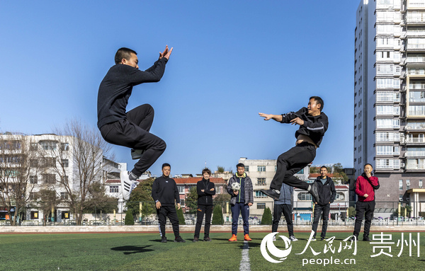 1月12日，贵州省毕节市黔西一中教师在进行武术教学交流。
