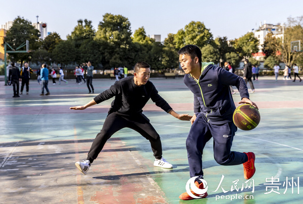 1月12日，贵州省毕节市黔西一中体育组教师在进行篮球教学交流。
