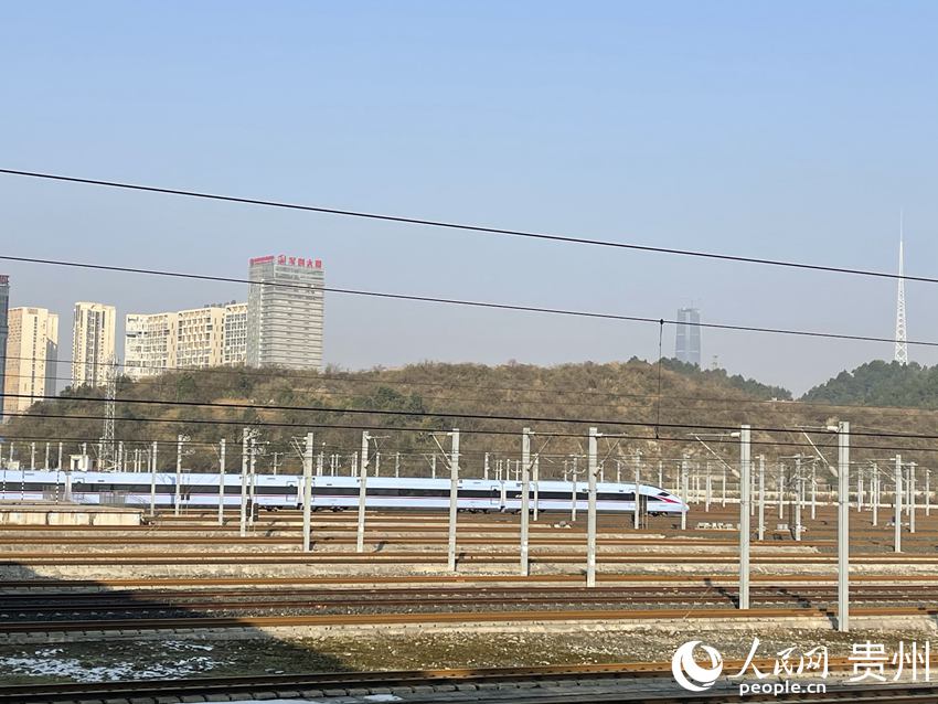 1月15日，D2809（貴陽-廣州南，9：00開）次高鐵動車組列車將使用“復興號”CR300AF車型，這也是該新型“復興號”動車組在貴廣線上首次正式載客運營。圖為“藍精靈”正在駛出貴陽北站。劉江 攝