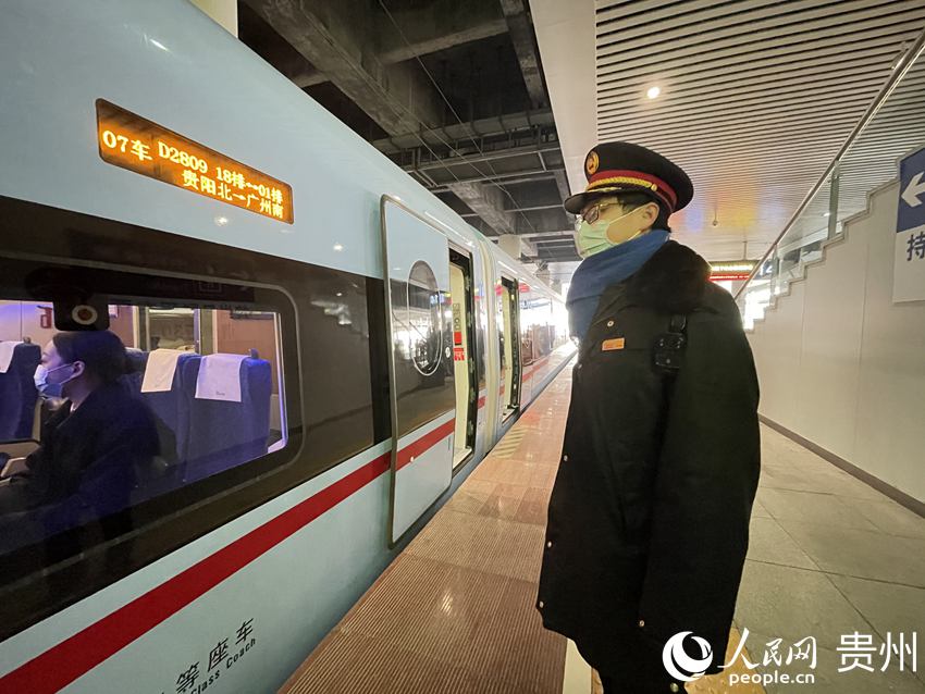 1��15�գ�D2809������-�����ϣ�9��00�����θ����������г���ʹ�á����˺š�CR300AF���ͣ���Ҳ�Ǹ����͡����˺š��������ڹ�������״���ʽ�ؿ���Ӫ��ͼΪ�ڹ�����վվ̨��������Ա���ڽ����ÿͳ˽���ҵ������ ��