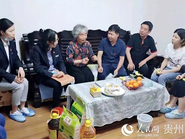 楊光超老人向居民朋友們分享自己的志願服務經驗。觀山湖區融媒體中心供圖