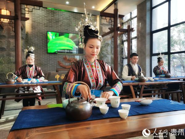 图为黎平·中国侗乡茶城每天举办的茶艺术展演。石光照 摄