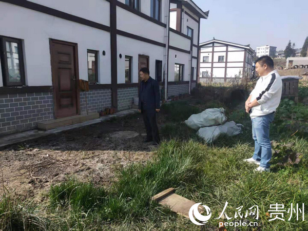 大方县委第七巡察组回访三十三幸福新村污水排放整改情况。赵春 摄