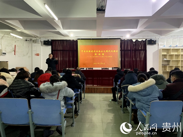 老校長、兼職督學馮毅作宣講