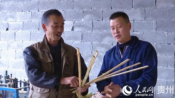 肖波正在介紹自己的竹編手藝。