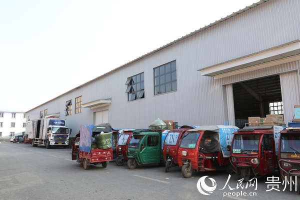 物流中心門口停滿了快遞車