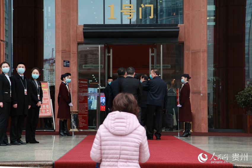 1月25日上午，貴州省人大代表走進會場。李宇 攝 