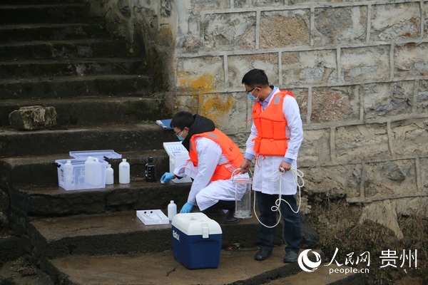 在遵義市正安縣桴鄢鎮五匯水水庫採集水樣。