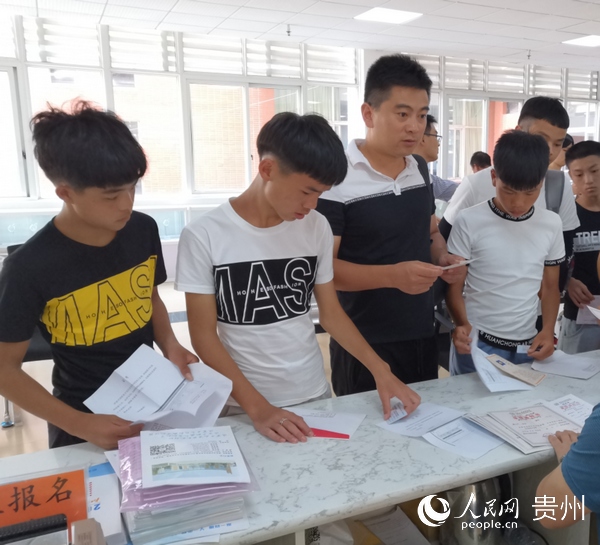 第一書記葉宏宇（左三）送6名學生重返校園報到 。
