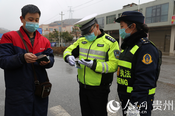 廖貴鳳與交警聯合執法。郭雨田 攝