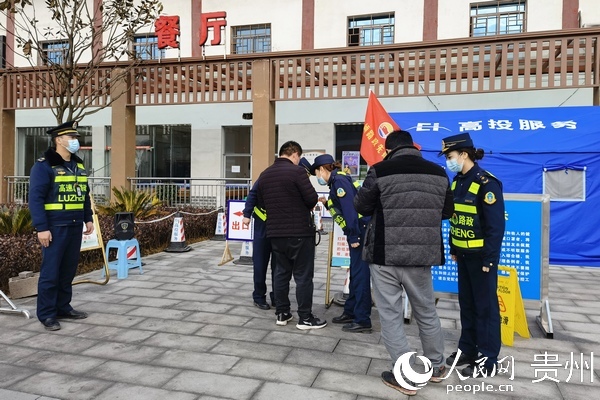 凱裡路政執法工作人員為返鄉人員做好春運保暢服務和疫情防控工作。