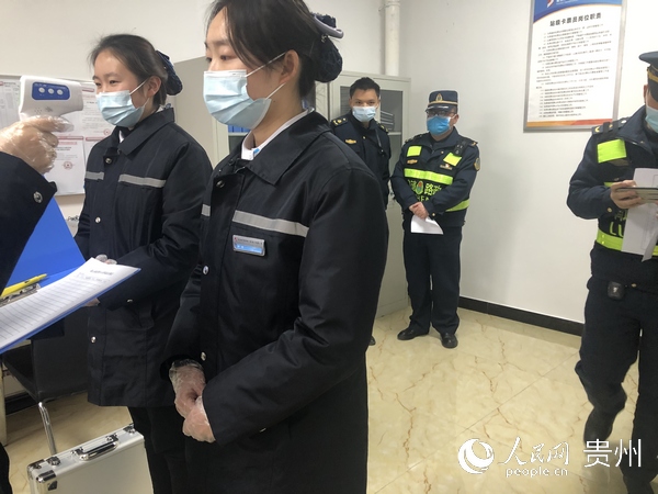 演練中，現場票據員測量工作人員體溫。