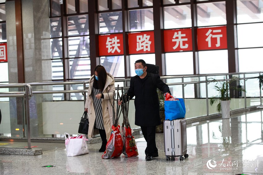 2月4日，在畢節高鐵站，旅客拖著行李進站乘車。人民網 李宇 攝