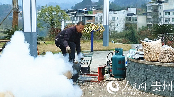 周路正在爆爆米花。楊開紅 攝 