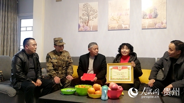 為軍人送去喜報和慰問金。