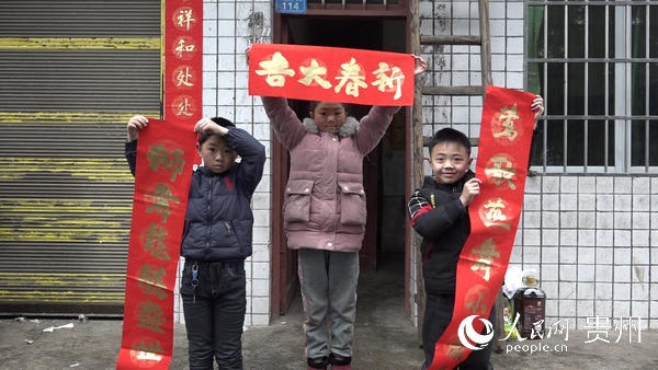 貼春聯。