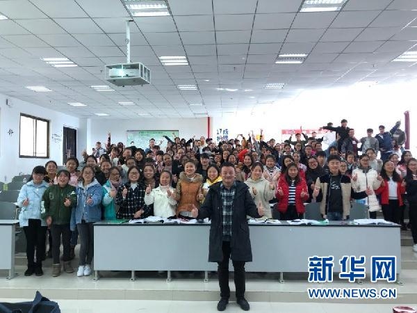 貴州醫科大學基礎醫學院副教授修江帆和他的學生們。新華網發