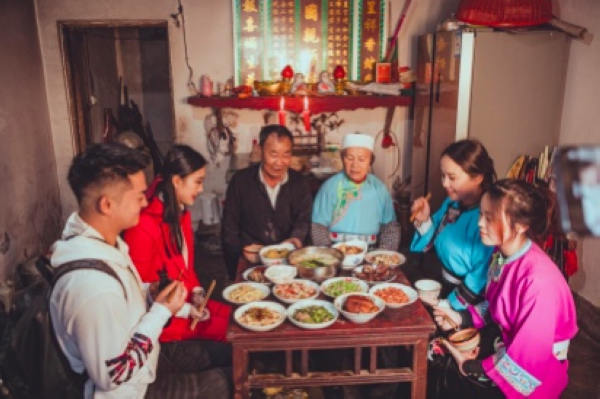 圖為安順屯堡人家吃年飯。