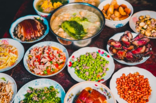 圖為安順屯堡人家過大年吃年飯。