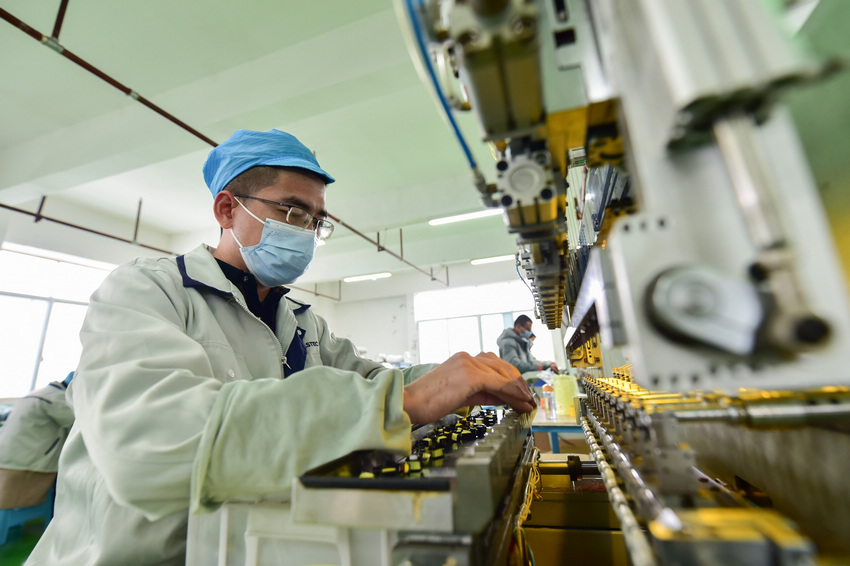 2月18日，在丹寨縣金鐘經濟開發區一家電子產品加工企業生產車間，工人在加工電子產品零部件。