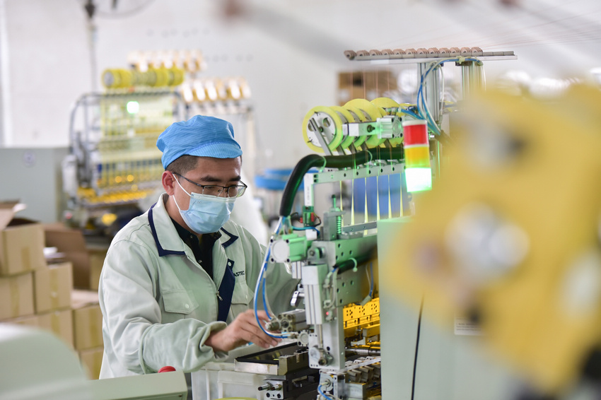 2月18日，在丹寨縣金鐘經濟開發區一家電子產品加工企業生產車間，工人在加工電子產品零部件。