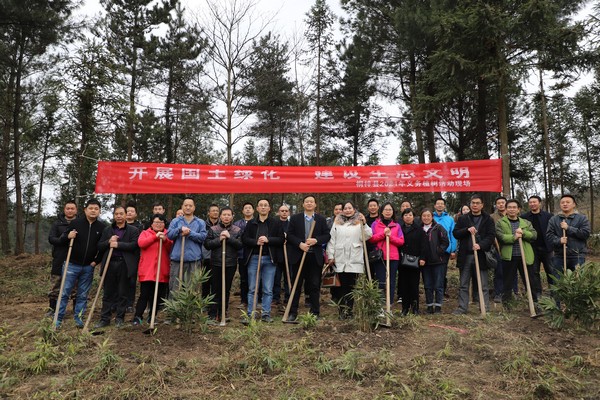 桐梓縣近3000名干部開展2021年義務植樹活動。戴國豪 攝