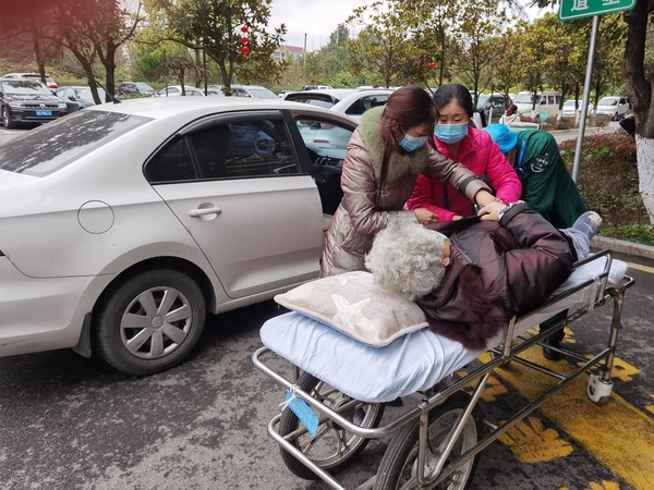 劉飛月和劉雅清把受傷老人付阿姨送到醫院。觀山湖區融媒體中心供圖