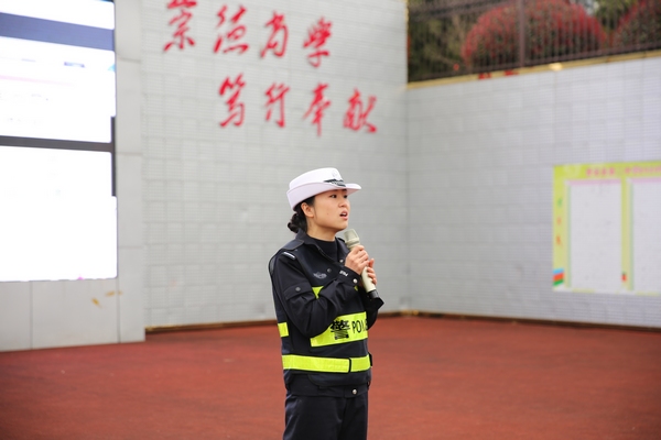 交警民警正在為學生講解交通交規。許修月 攝