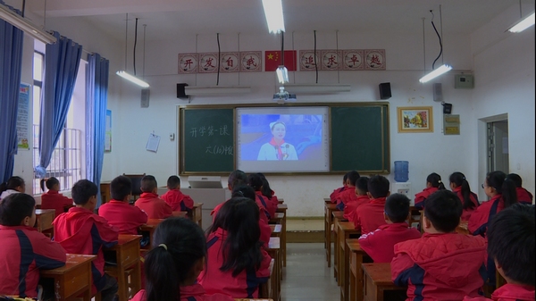 普定县第四小学六年级同学正在认真观看抗战革命精神视频。杨田 摄