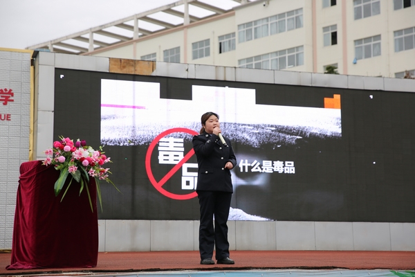 禁毒大队民警正在给学生讲解毒品知识 引导学生自觉抵制毒品。许修月 摄