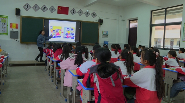 普定县第六小学某班班主任正在为孩子上安全教育主题班会。吴倩 摄