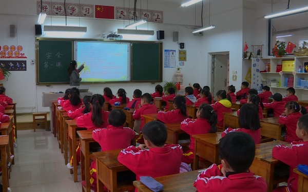 普定縣第四小學某班班主任正在給低年級學生講解安全知識。丁盼 攝