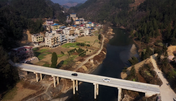 貴州省岑鞏縣羊橋土家族鄉龍統村，車輛在龍統大橋上行駛。
