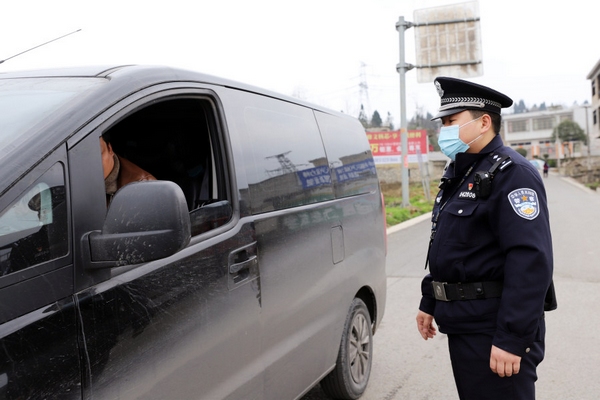田迪丹帶領民警正在六桶鎮主要交通干道設點進行臨時檢查。