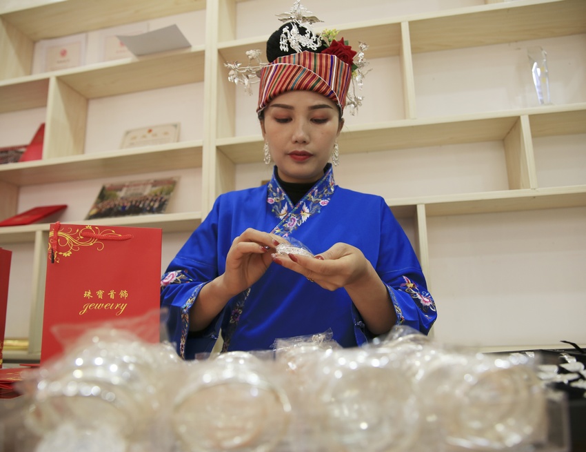 3月5日，楊麗正在打包直播訂單貨物。