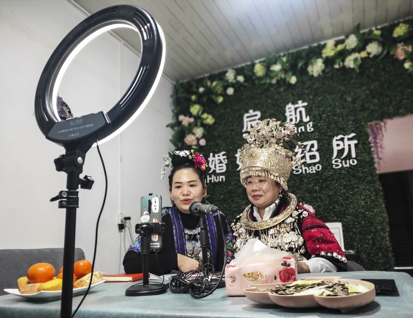 3月4日，在貴州省劍河縣啟航婚姻介紹所 “網絡紅娘”龍漢竹（左）正在進行網絡直播。