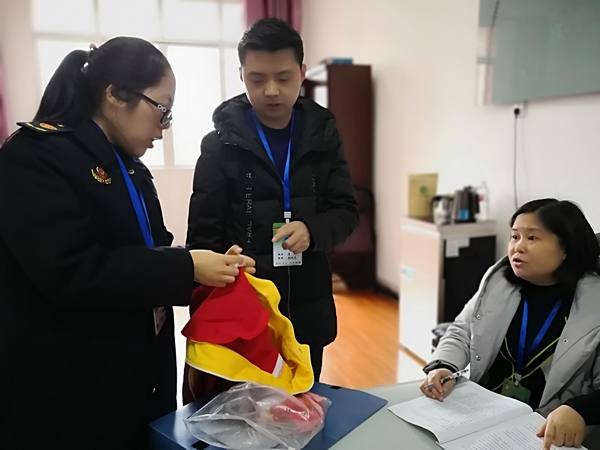 3月3日。綜合行政執法大隊開展校服檢查活動。