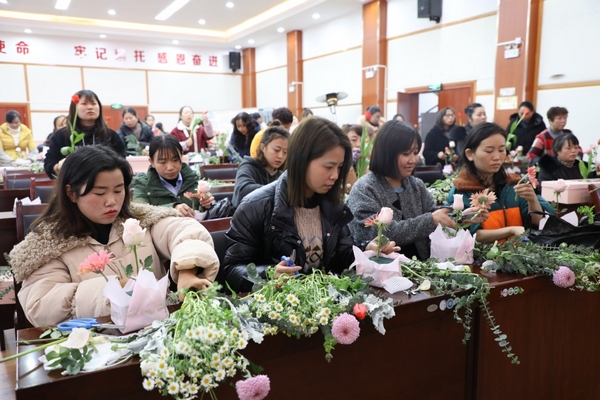 觀山湖區朱昌鎮組織近50名女職工開展插花活動。邰芯雨攝