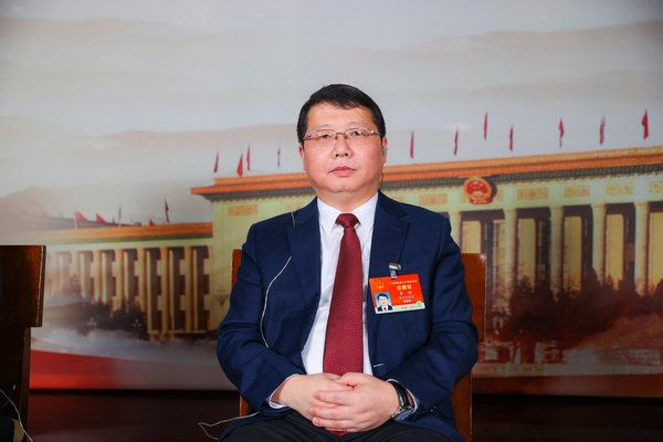 全国人大代表、贵州省六盘水市市长李刚接受云连线采访 。杜朋城摄