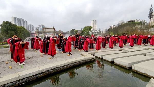 陽明先生祭拜禮，全體學生體驗傳統禮儀。杜開雪攝