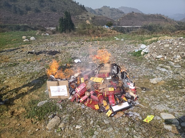 对假冒伪劣产品进行集中销毁。