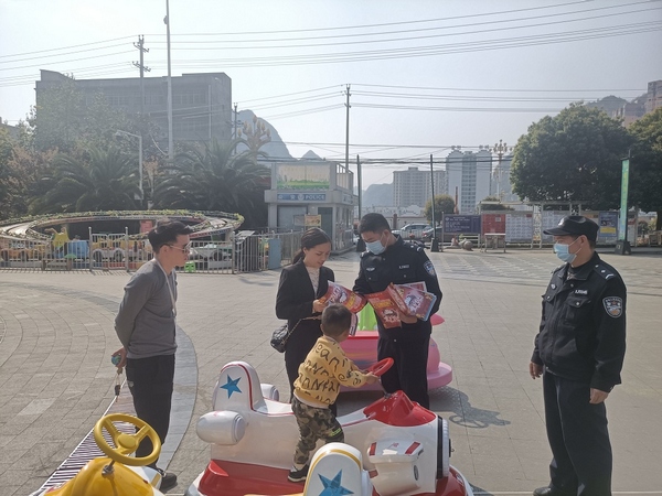 向群众发放宣传资料。