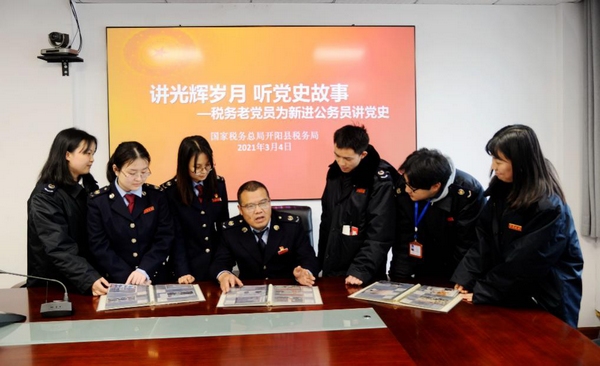 老黨員為新進公務員講黨史。韋育軍攝