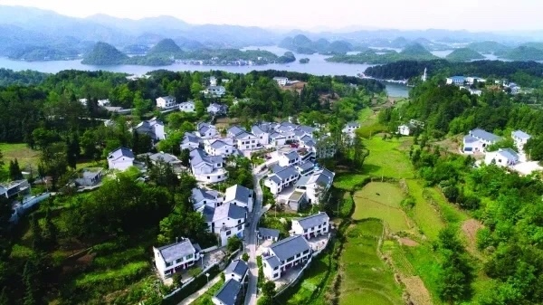 朱昌鎮坐落在風景怡人的百花湖畔。觀山湖區融媒體中心供圖
