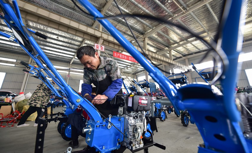 工人在生產車間調試農機具。
