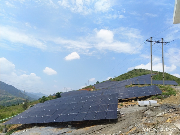 簡嘎鄉岜懷村光伏電站。