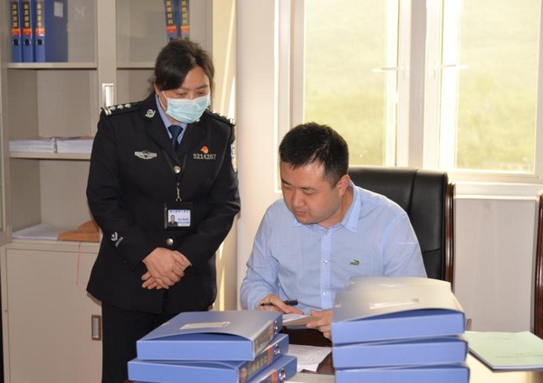 指導組成員查閱學習教育資料。