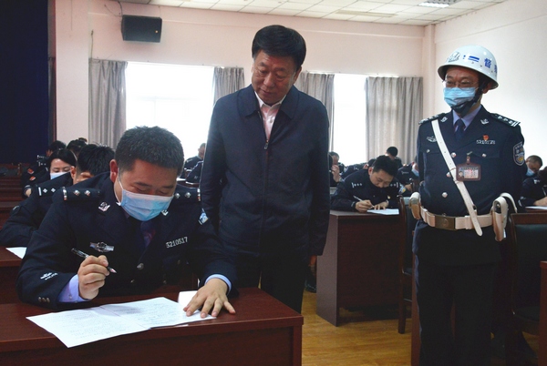 組長在考場巡查考試。